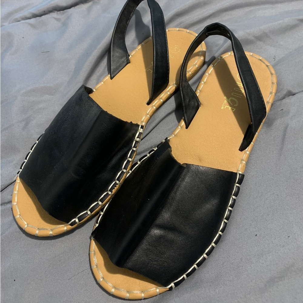 Flat shoes